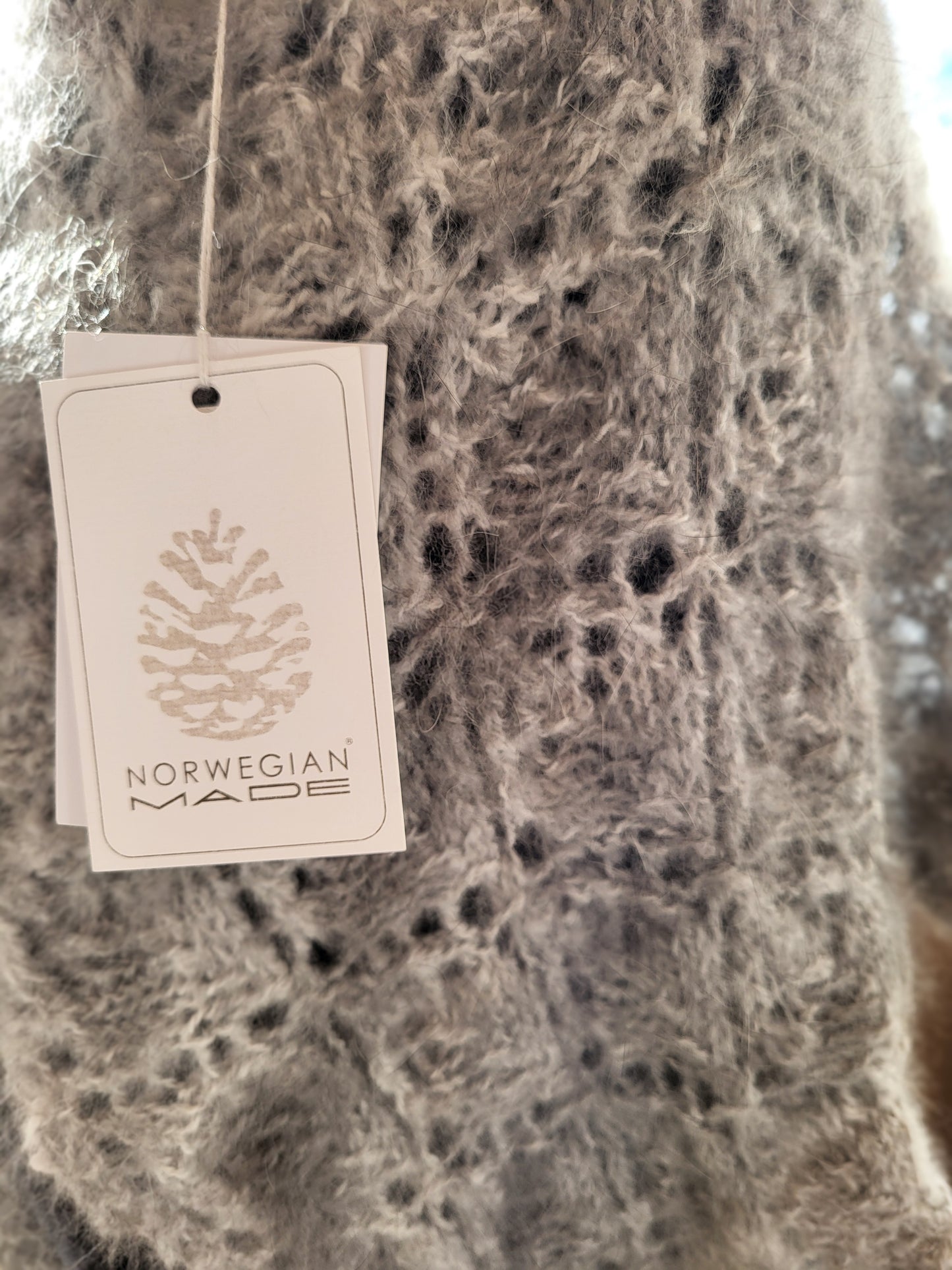 Nærbilde av strikket angorasjal