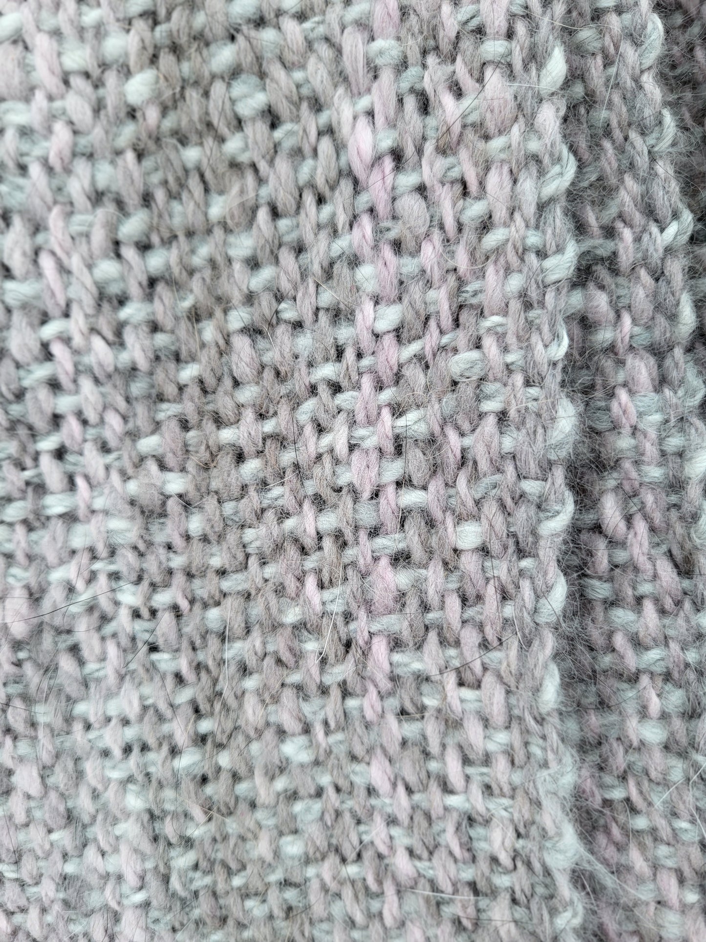 Nærbilde av struktur på håndvevd, plantefarget angoraskjerf