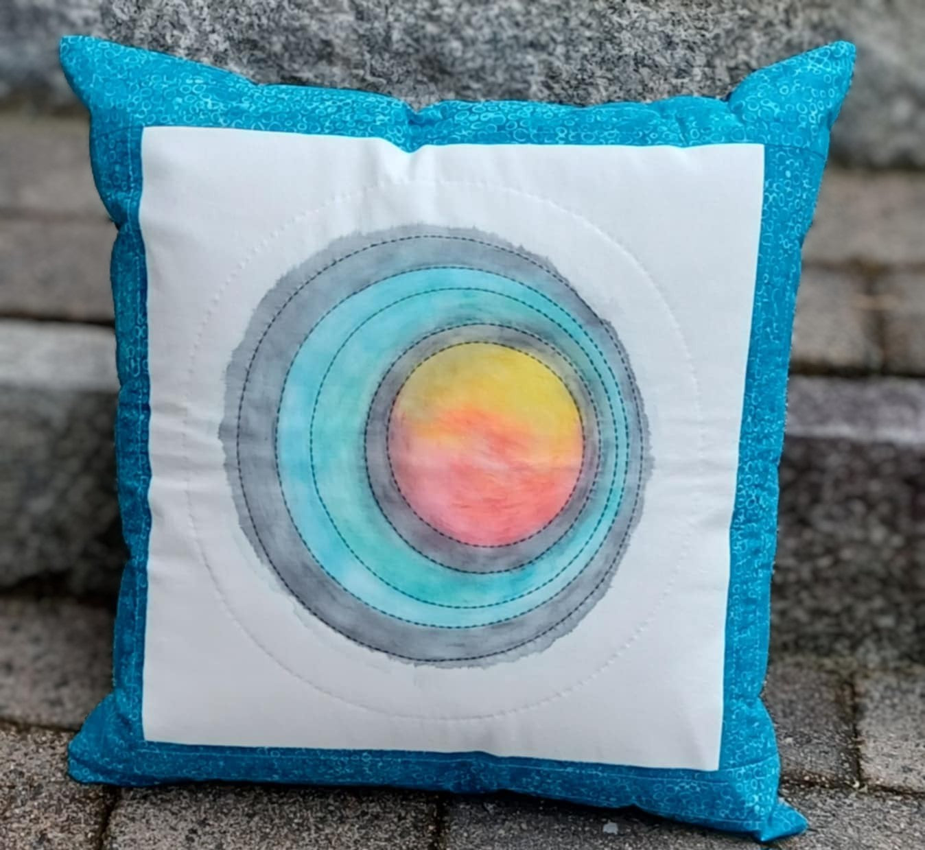 Håndmalt, håndbrodert pute