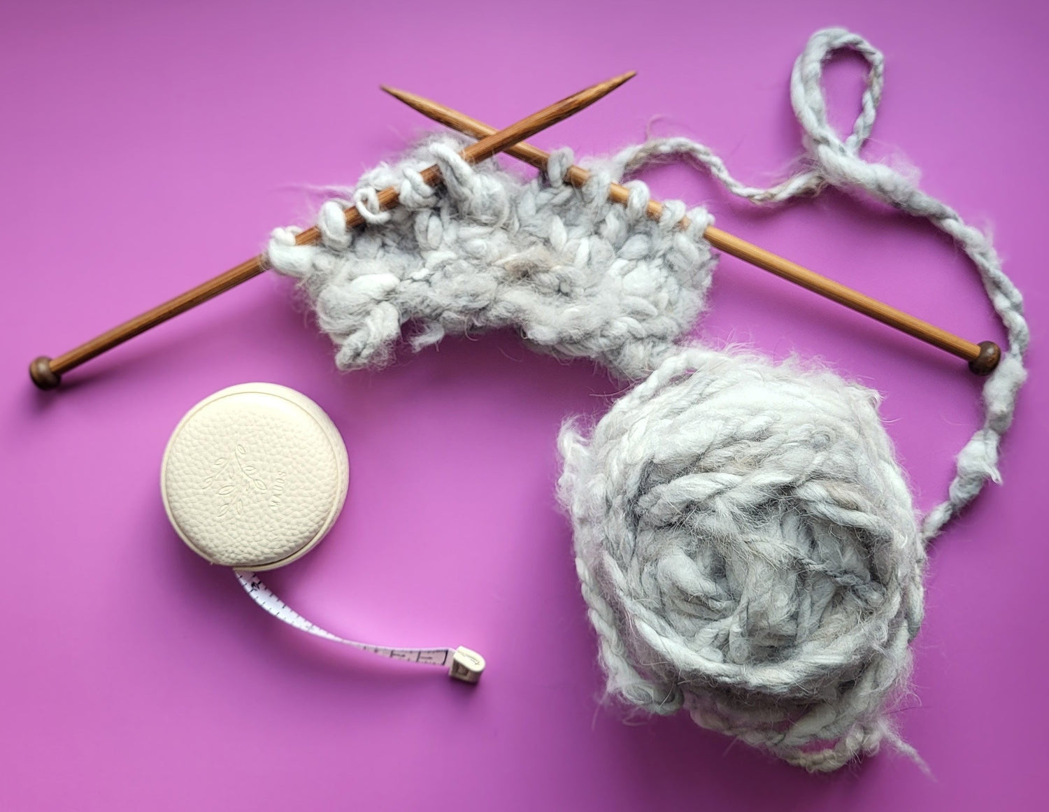 Strikkepinner med chunky håndspunnet garn