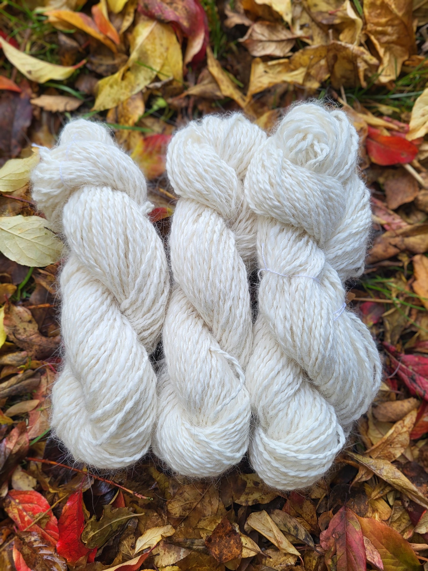 Håndspunnet hvit angoragarn