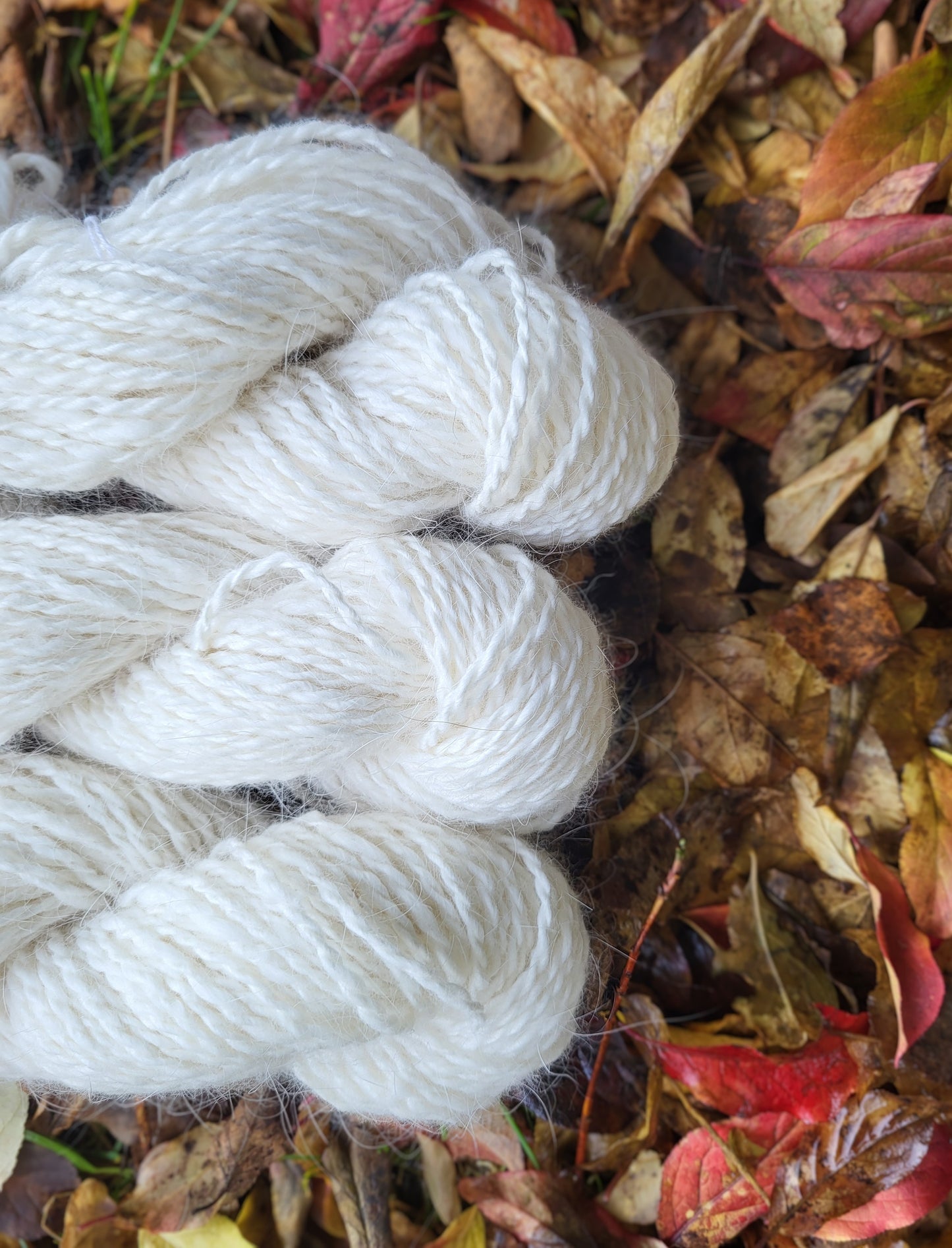 Nærbilde av tre hesper håndspunnet angoragarn