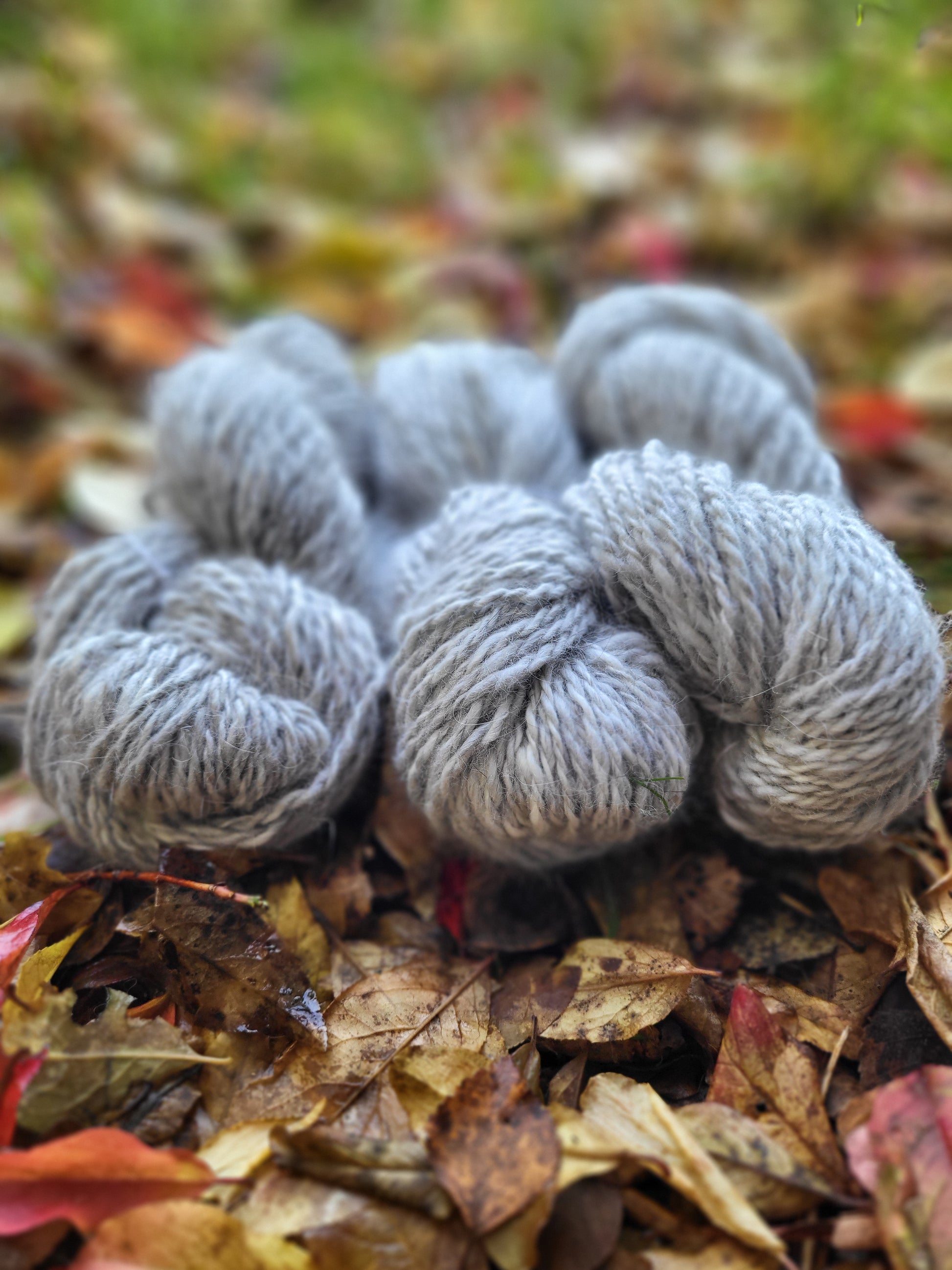 Tre hesper med håndspunnet angoragarn