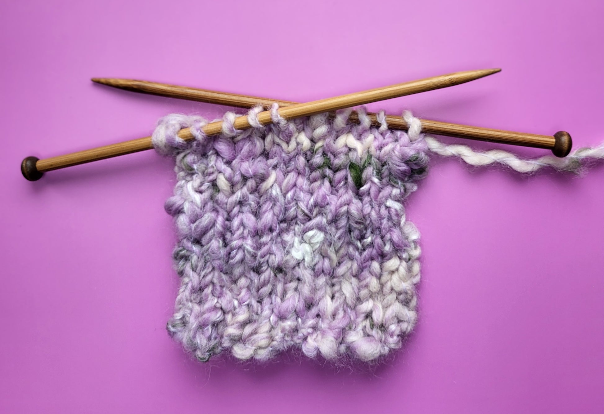 Kunstgarn på strikkepinner