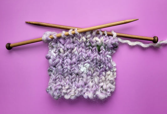 Kunstgarn på strikkepinner