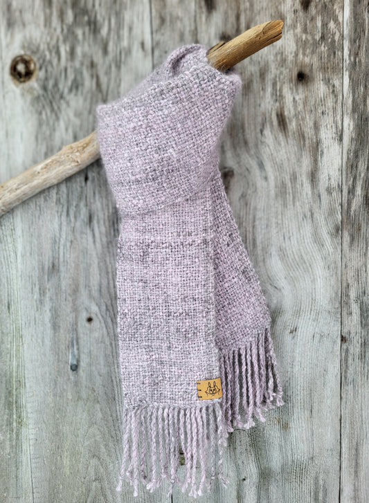 Håndvevd angoraskjerf i plantefarget håndspunnet angoragarn, drapert over en trepinne med gammel dør som bakgrunn