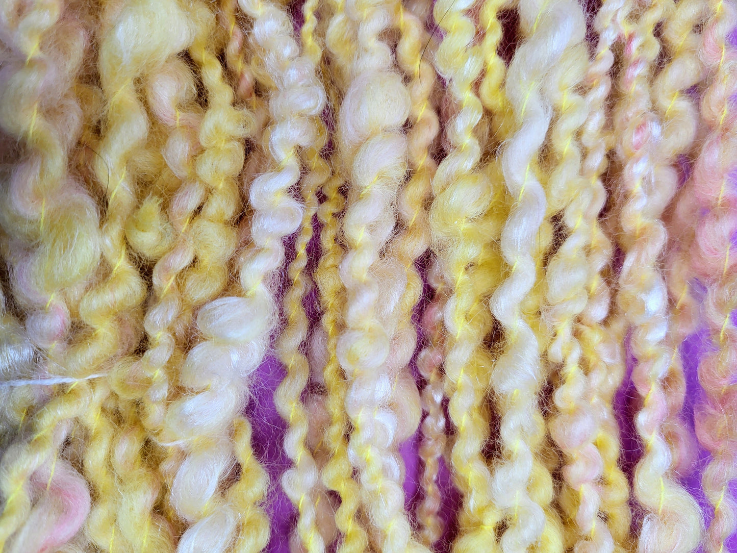 Håndspunnet kunstgarn spiraltvunnet