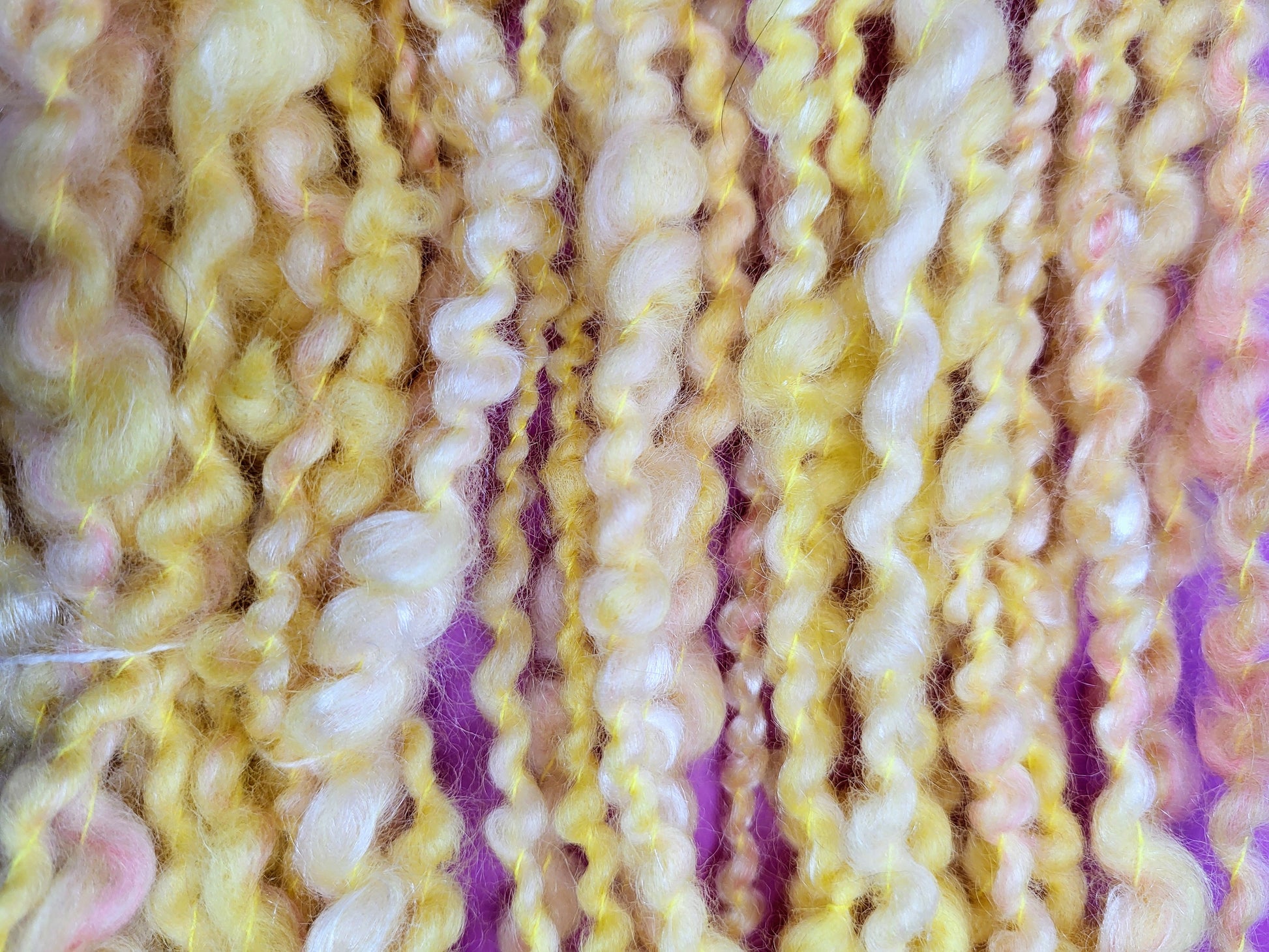 Håndspunnet kunstgarn spiraltvunnet