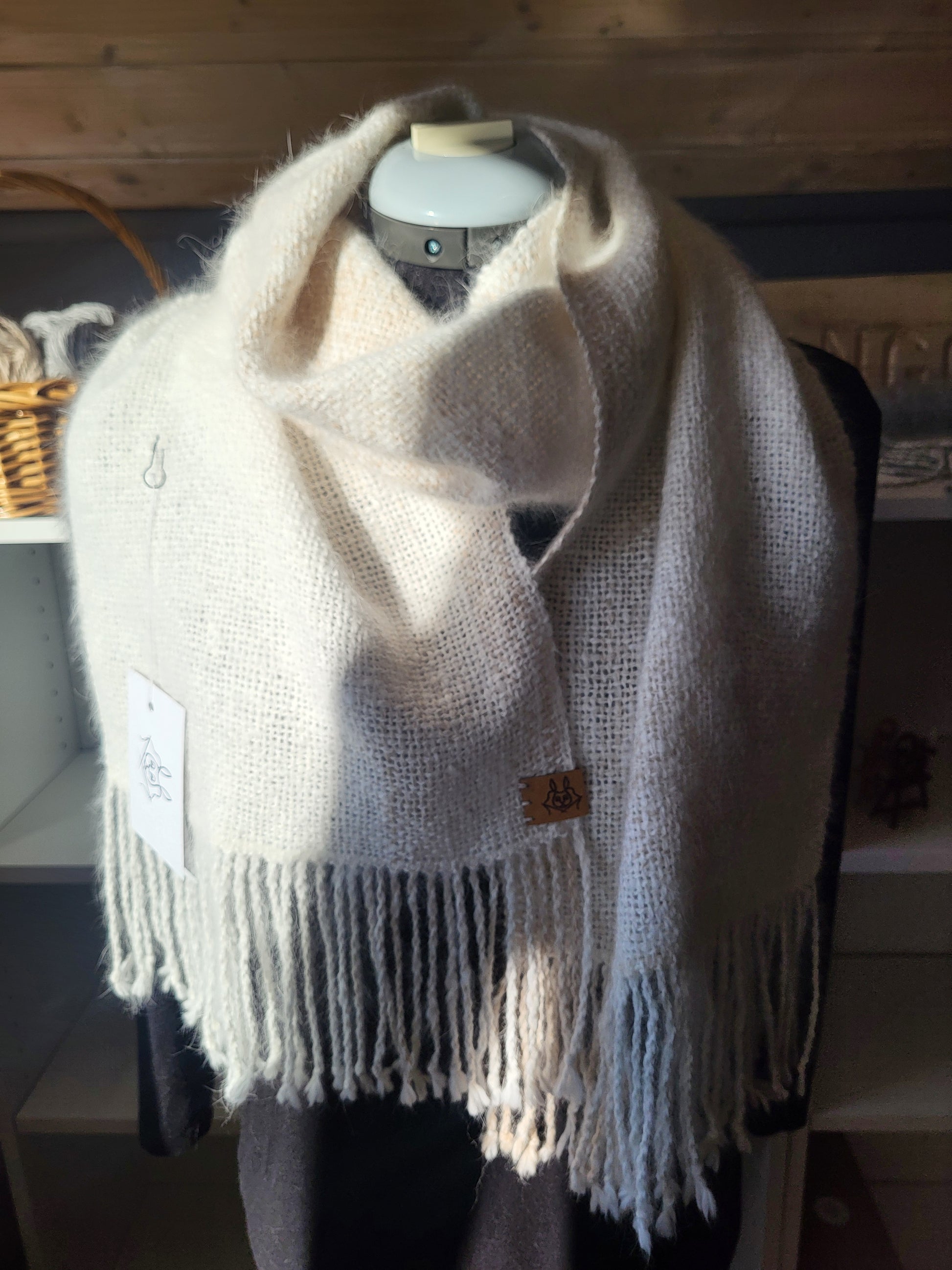 Vevet angoraskjerf i håndspunnet angoragarn