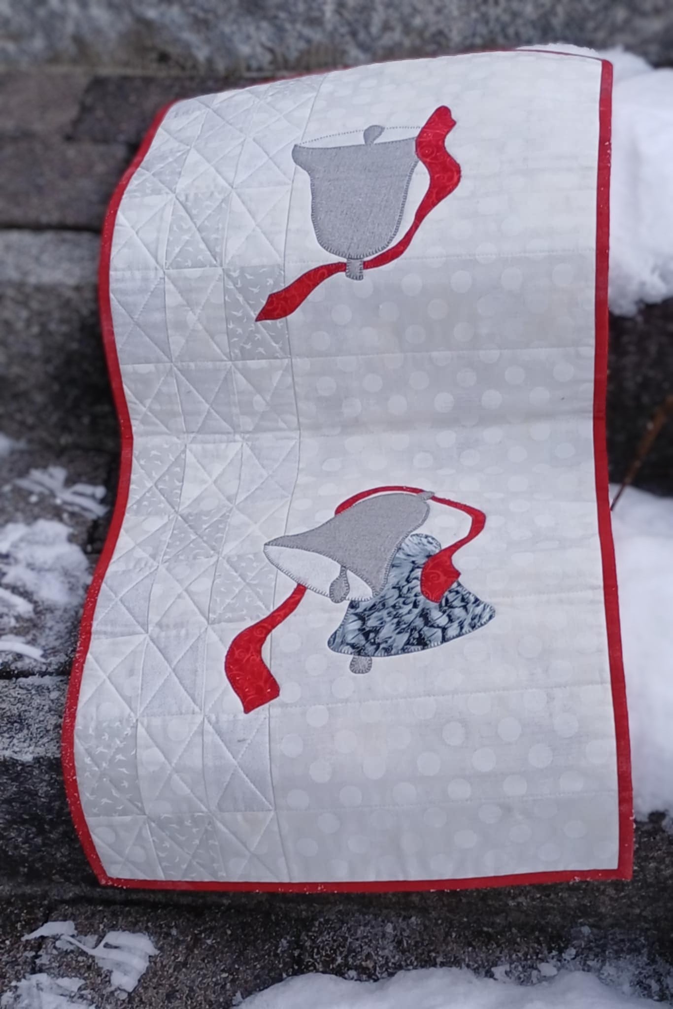 Applikert og håndbrodert quiltet løper