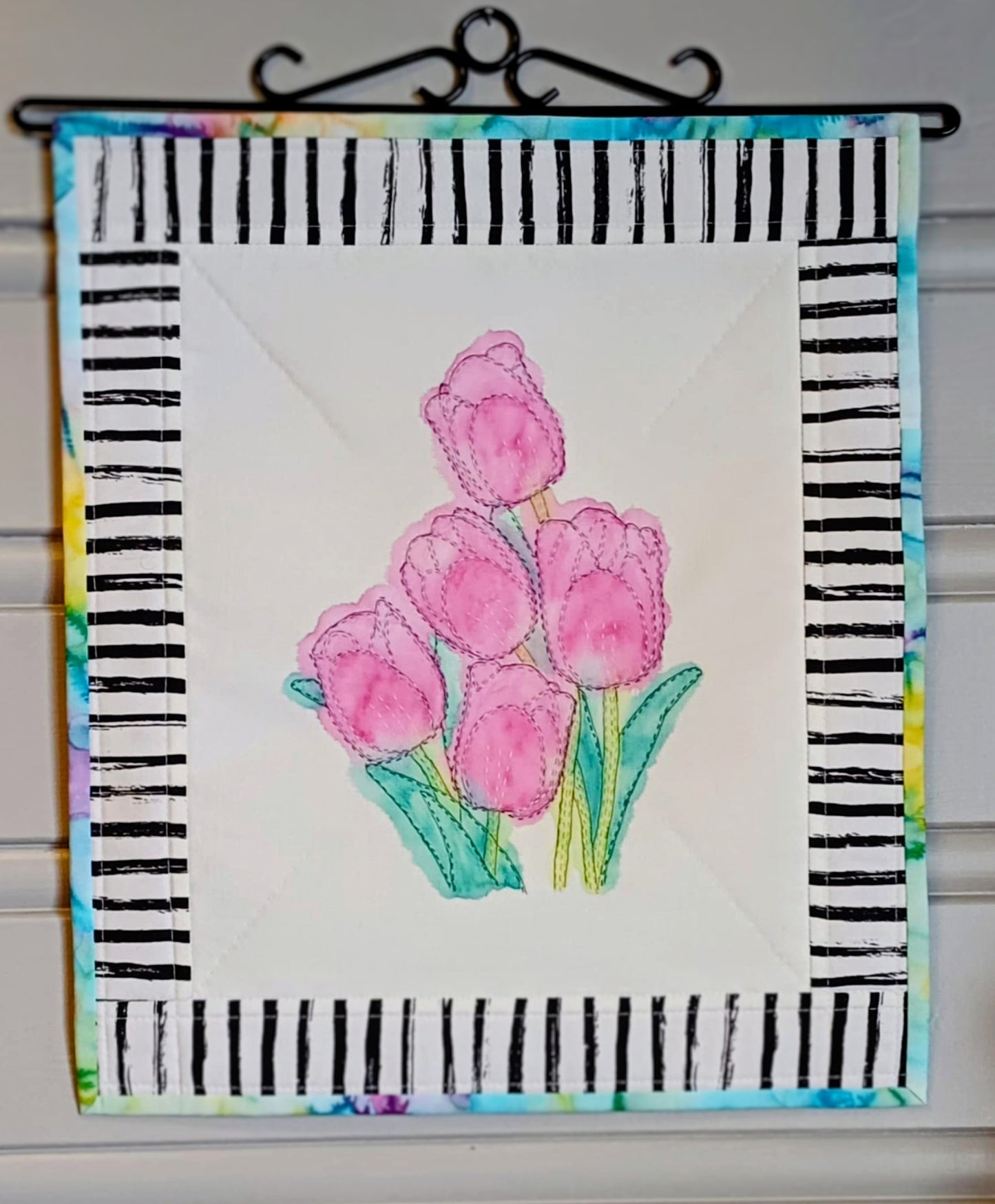 Veggbilde lilla tulipaner håndmalt, håndbrodert og quiltet.