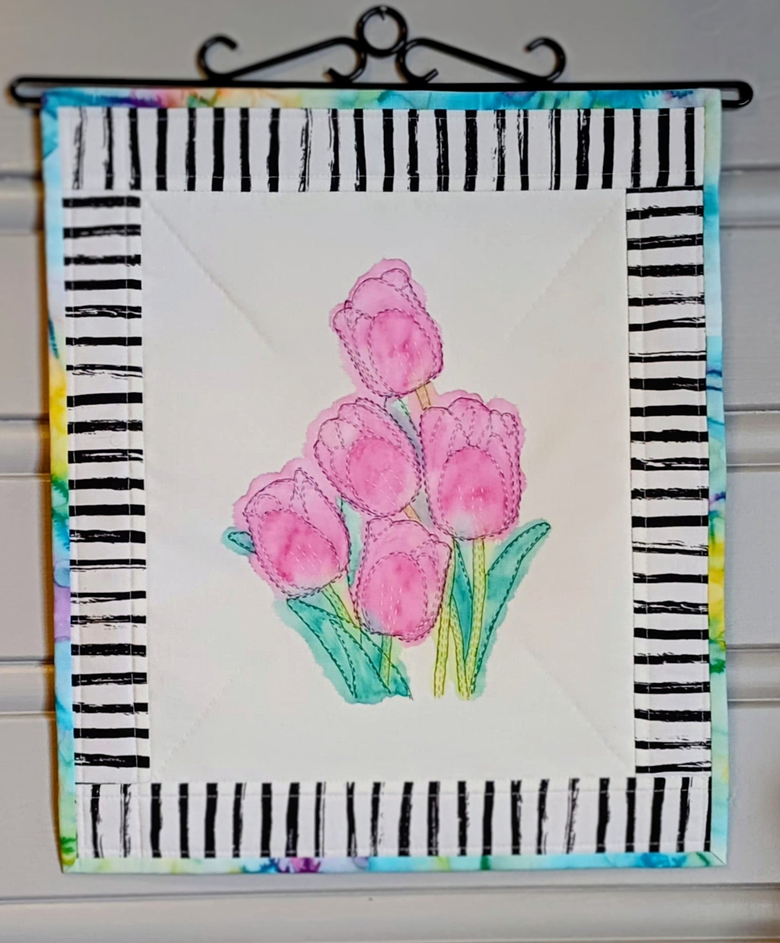 Veggbilde lilla tulipaner håndmalt, håndbrodert og quiltet.