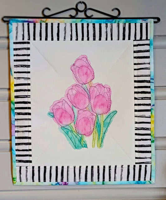 Veggbilde lilla tulipaner håndmalt, håndbrodert og quiltet.