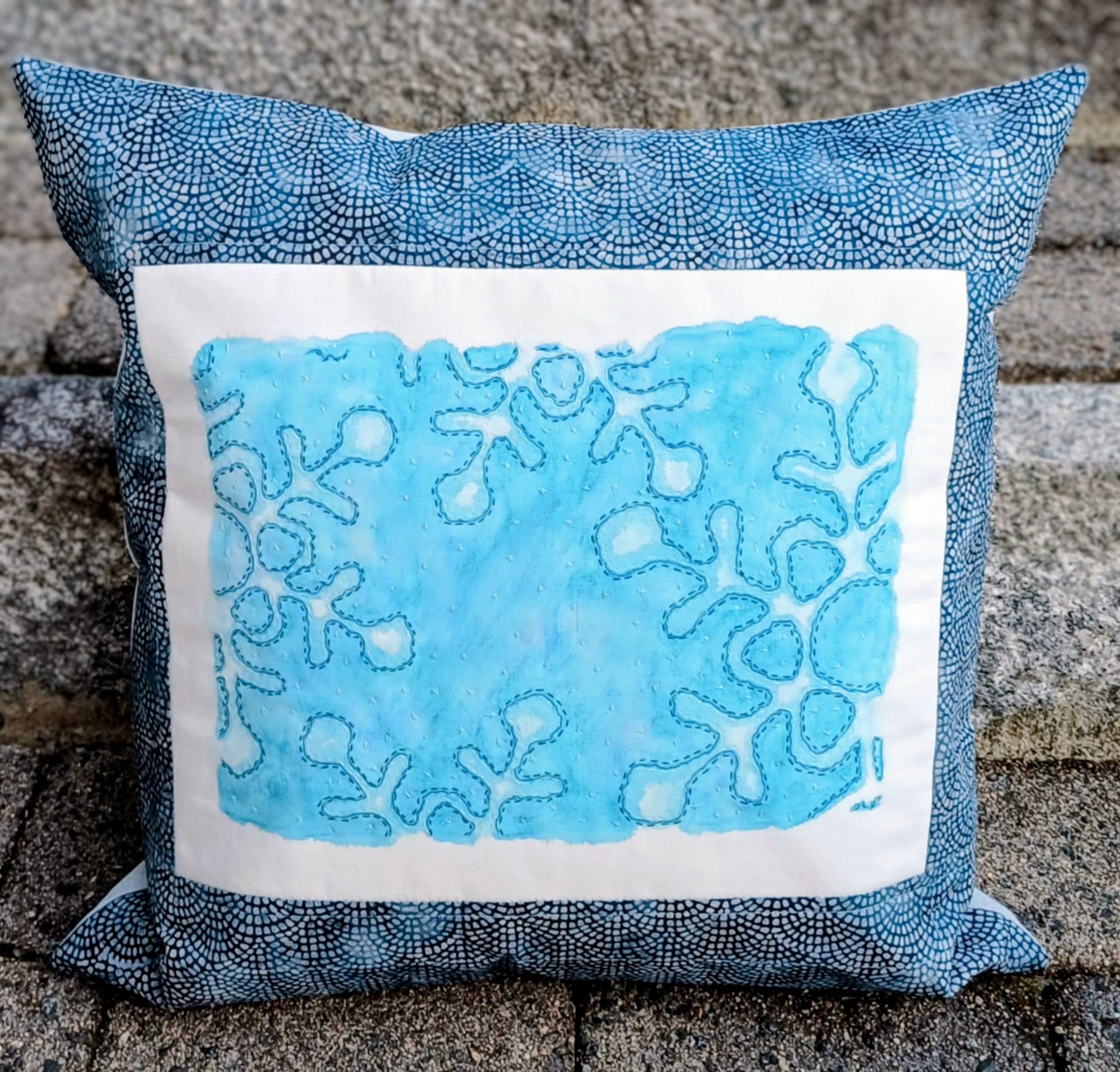 Håndmalt, håndbrodert og håndquiltet pute