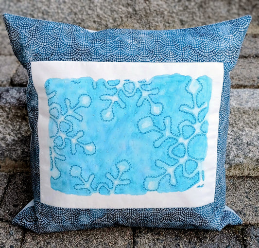 Håndmalt, håndbrodert og håndquiltet pute