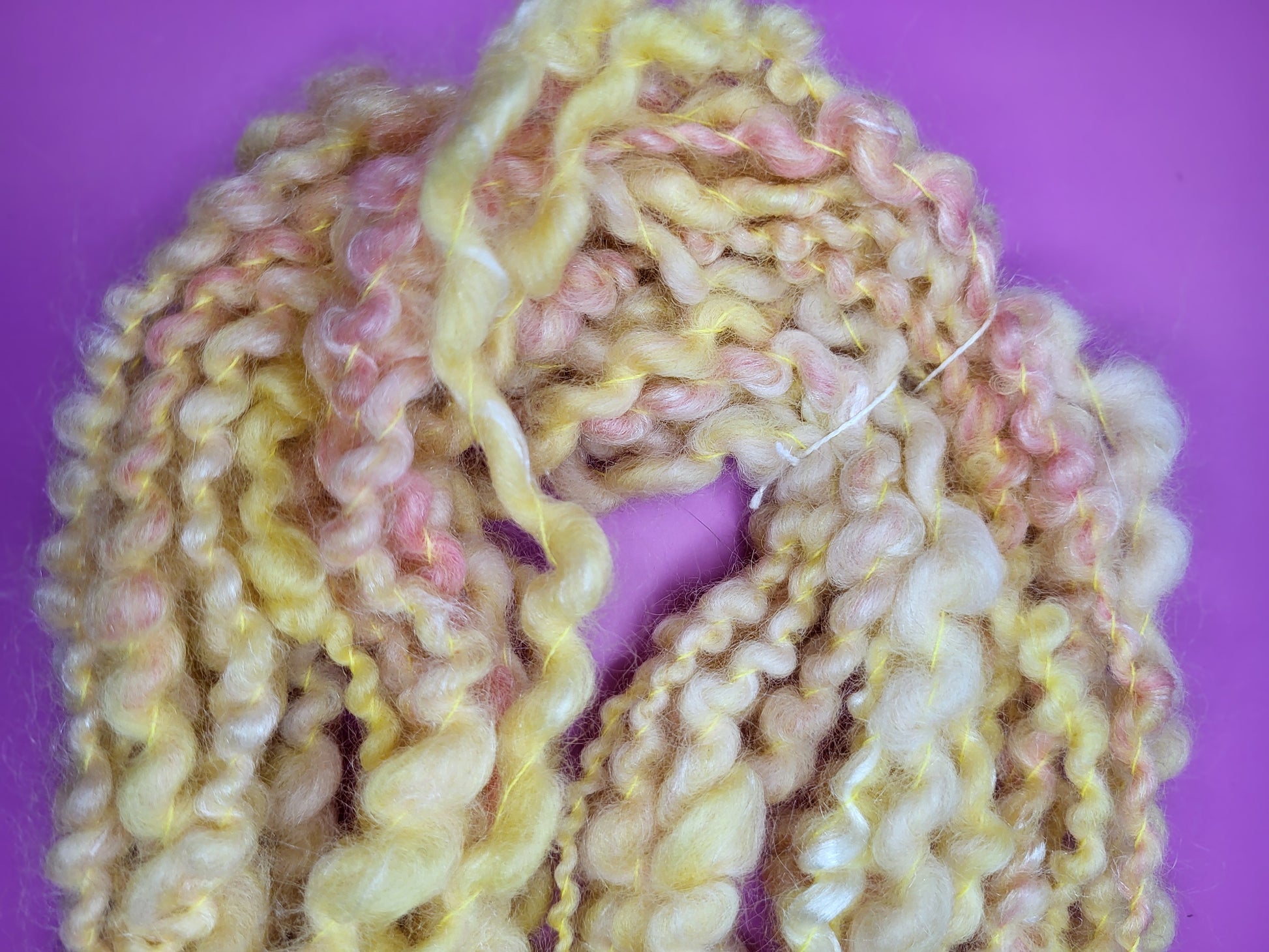 Kunstgarn spunnet for hånd